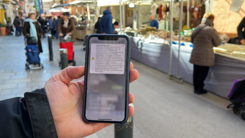 Detall del missatge d'alerta de Protecció Civil a la pantalla d'un mòbil ubicat a la Seu d'Urgell ©Albert Lijarcio