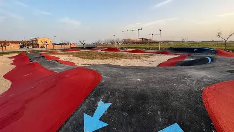 La pista de Pump Track amb les vessants asfaltades i pintades - Foto: Ajuntament de Miralcamp