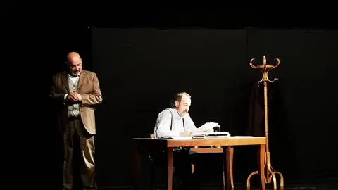 Els actors de La Pertinent, Francesc Vilalta i Jesús Agelet, dalt l'escenari del Casal Cultural  Josep Maria Solé i Sabaté (2)