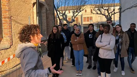 L’arquitecte Maite Sainz de la Maza ensenya la tàpia de l'Ajuntament d'Ivars ©JosepAPérez
