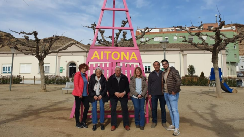 Aitona estrenant la nova 'ruta dels bancs fruiters' ©AjAitona