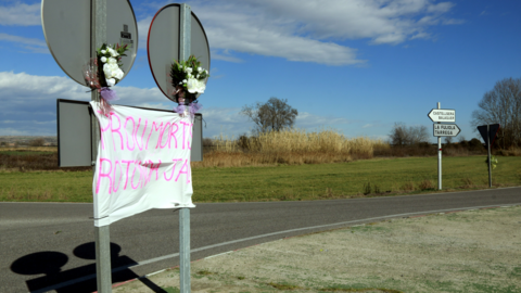 Pancarta amb l'escrit 'Prou morts, rotonda ja' a l'encreuament de la C-53 entre Castellserà i Ivars d'Urgell on divendres passat es va produir un accident en què van perdre la vida tres persones ©Anna Berga