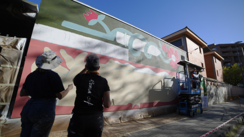 Intervenció mural d'AMAIA ARRAZOLA als 4 mòduls de la façana de l'Escola Frederic Godàs ©Mario Gascón