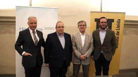 L'expert en art, Sebastià Petit; el president d'Horitzons 2050, Antoni Gelonch; el director del Museu de Lleida, Josep Giralt, i l'empresari i president de l'Associació Empresa Familiar Lleida, Marc Cerón, durant la presentació de la Fundació 

Data de publicació: dimarts 04 d’abril del 2023, 13:45

Localització: Lleida

Autor: Laura Cortés