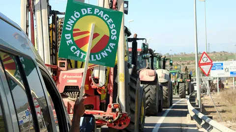 Marxa lenta de tractors organitzada per Unió de Pagesos per exigir ajuts - Foto: Anna Berga