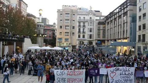 Pla obert on es pot veure la concentració a Lleida de rebuig a l'agressió sexual d'una menor de 16 anys a Rosselló, el 30 de setembre de 2021 ©Oriol Bosch