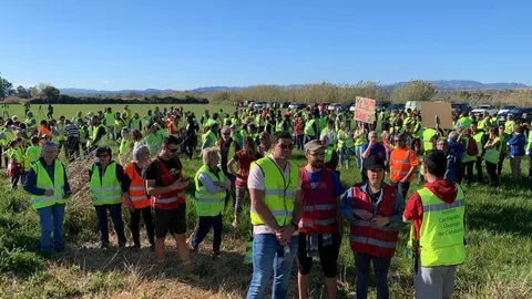 Els més de 250 manifestants reunits a la cruïlla entre Castellserà i Ivars d'Urgell per reclamar la construcció d'una rotonda - Foto: 'Som Rotondes C-53'