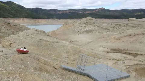 Una barca i una plataforma al Moll de Corçà, zona que enguany es troba seca i base de les empreses d'activitats nàutiques que operen al Congost de Mont-rebei
Data de publicació: divendres 21 d’abril del 2023, 06:00
Localització: Àger
Autor: Ignasi Gómez