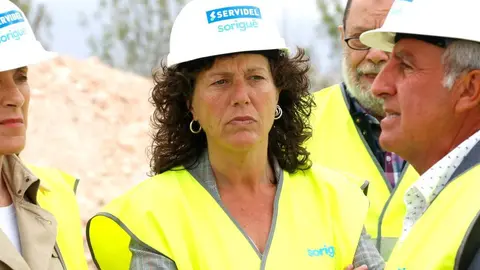 La consellera d'Acció Climàtica, Teresa Jordà, durant una visita d'obres per modernitzar el rec de la comunitat de regants de Valls - Foto: Arnau Martínez