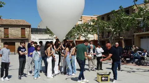 El llançament del globus sonda 'Rovelló' des de la plaça Camps d'Alcanó, efectuat pels alumnes de segon de Batxillerat de l'Institut Joan Oró de Lleida - Foto: Marina Pallàs Barta