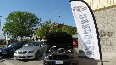 Un Mustang amb el capó obert a la 33a Fira Autotrac, la fira d'ocasió d'automòbils i maquinària agrícola de Mollerussa - Foto: Marina Pallàs Barta