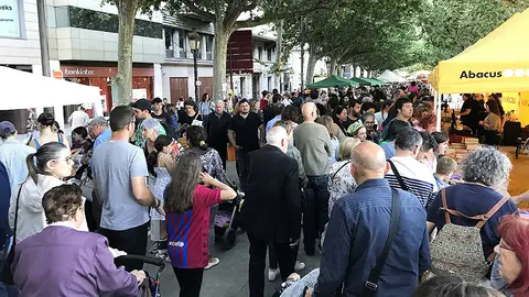La Rambla Ferran abarrotada de persones entre les parades de llibres i roses de Sant Jordi - Foto: Esther Barta