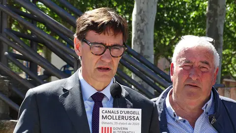 Salvador Illa, primer secretari del PSC, i Amadeu Ros, president dels regants, davant la seu dels Canals d'Urgell, a Mollerussa, el dia del tancament de les comportes de l'aigua de reg del canal principal - Foto: Marina Pallàs Barta