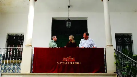 Joaquim Fabrés, Mireia González i Eloi Bergós al Pati de la Casa Palau del Castell del Remei presentant l'Aplec Intercomarcal de Ponent - Foto: Aida Pallàs Barta