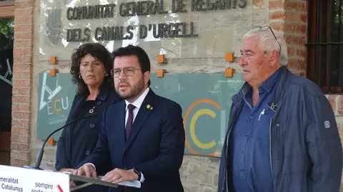 Teresa Jordà, Pere Aragonès i Amadeu Ros davant la seu de la Comunitat de Regants del Canal d'Urgell - Foto: Marina Pallàs Barta