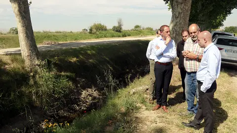 El subdelegat del govern espanyol a Lleida, José Crespín, el delegat del govern espanyol a Catalunya, Carlos Prieto, i el responsable de regadius d'UP, Jaume Pedrós, al costat d'un tram de la segona séquia principal del canal d'Urgell a Linyola 

Data de publicació: dimarts 02 de maig del 2023, 13:26

Localització: Linyola

Autor: Anna Berga