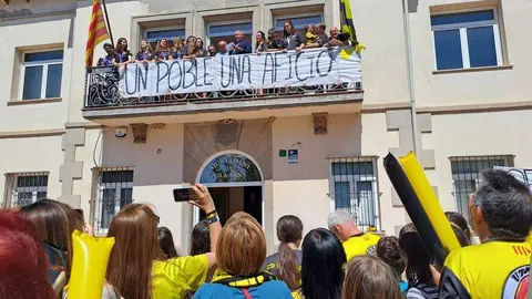 Les jugadores del Club Patí Vila-sana, dalt del balcó de l'edifici consistorial, que s'alça sobre els clams de l'afició vila-sanenca - Foto: Ajuntament de Vila-sana