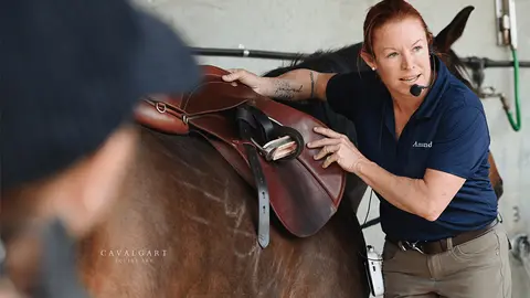 El curs impartit per Amanda Anderson, professional del sector de gran renom internacional, de ‘Saddle Fitting’, el procés de selecció i adaptació de la muntura al cavall, a l'Escola Agrària del Pirineu - Cavalgart (Cedida per l'Escola Agrària del Pirineu)