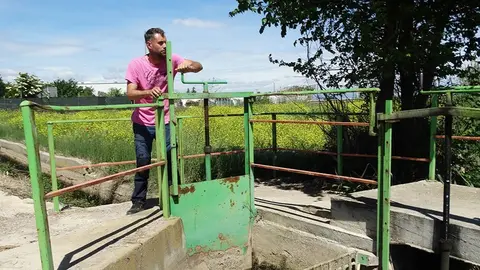 Xavier Vallverdú, pagès i vigilant de l'aigua a Miralcamp, tancant una de les comportes del terme - Foto: Marina Pallàs Barta