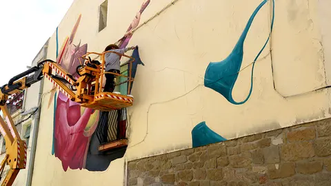 L'artista italiana Rame 13 pintant un mural al 8è Gargar de Penelles - Foto: Anna Berga