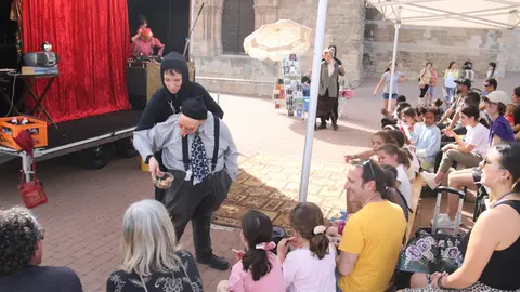 La representació de la companyia belga Tof Theatre al Baluard de la Reina de la Seu Vella - Foto: Ignasi Gómez