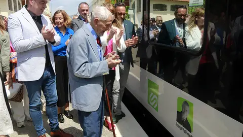Josep Vallverdú acompanyat dels consellers Juli Fernàndez i Natàlia Garriga al tren de FGC que duu el nom de l'escriptor - Foto: Anna Berga