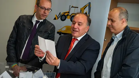 El sorteig del premi de 3.000 euros entre els compradors d'un vehicle a la Fira Autotrac de Mollerussa - Foto: Jordi Vinuesa