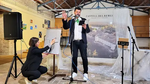 Clausura del cicle 'Lletres i vins' de la Biblioteca Comarcal Jaume Vila de Mollerussa al Castell del Remei, amb el recital dels 'Versos de boira i aigua' amb Anton Not i Heura Gaya, en homenatge al centenari de Josep Vallverdú - Foto: Cedida per l'Ajuntament de Mollerussa
