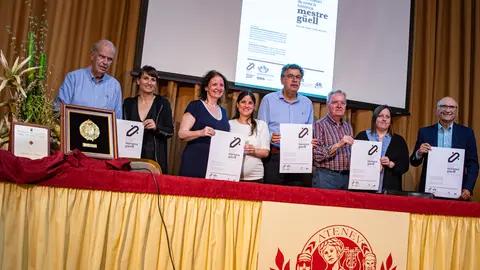Foto de família dels membres de la junta de la Societat Ateneu de Tàrrega durant la presentació del Premi Mestre Güell de novel·la històrica - Foto: Jordi Vinuesa