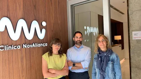Els representants de la Clínica Mi NovAliança, la Mi Fundació Alex i Down Lleida, després de la signatura del conveni - Foto: Cedida per Clínica Mi NovAliança