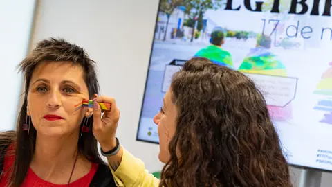 Raquel Pueyo prova la cera especial amb els colors de l'arc iris a Mar Torrent,a l'Oficina Jove presenta els actes del dia Mundial contra la LGTBIfòbia - Foto: Jordi Vinuesa