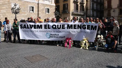 Pagesos de Ponent manifestant-se contra el tancament del canal d'Urgell i Segarra-Garrigues a la plaça Sant Jaume - Foto: Maria Aladern