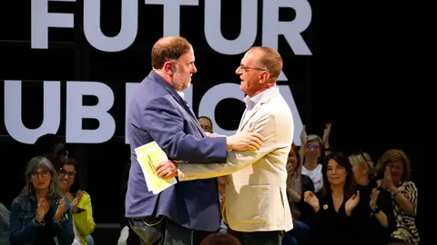 El president d'ERC, Oriol Junqueras, amb l'alcalde i candidat a la reelecció a la Paeria, Miquel Pueyo, a l'acte central de campanya del partit a Lleida, al pavelló dels Magraners - Foto: Laura Cortés