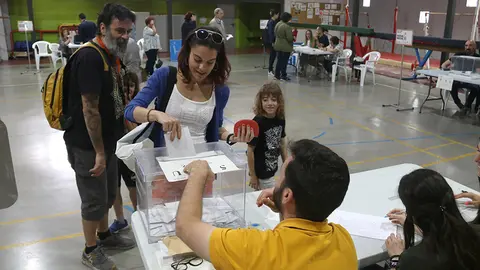 Una família que ha anat a votar aquest diumenge al matí al col·legi Fedac de Lleida
Data de publicació: diumenge 28 de maig del 2023, 14:44
Localització: Lleida
Autor: Ignasi Gómez