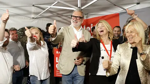 Fèlix Larrosa celebra amb companys del partit el triomf del PSC a la ciutat de Lleida
Data de publicació: diumenge 28 de maig del 2023, 23:18
Localització: Lleida
Autor: Laura Cortés