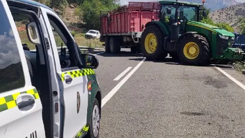 Un vehicle de la Guàrdia Civil de Trànsit al davant d'un tractor involucrat en un sinistre a la carretera N-230, a Areny de Noguera (Osca) - Foto: Guàrdia Civil