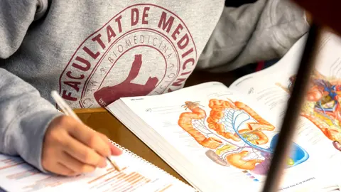 Estudiant a Ciències de la Salut / Foto: Jordi V. Pou