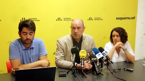 L'alcalde en funcions de Balaguer i candidat d'ERC, Jordi Ignasi Vidal, acompanyat d'Ester Guarné i Kevin Bruque, número 2 i 3 a la llista republicana, respectivament - Foto: Anna Berga