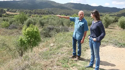 Sara Jové, secretària de l'associació, i Zacaries Sobrepere, tresorer, conversen sobre la Serra de la Llena. Localització: La Pobla de Cérvoles, 3 de juny 2023 - Foto: Ignasi Gómez (ACN)