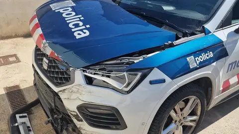 Estat del cotxe de mossos envestit per un camió que es dirigia a una 'rave' a Ivars de Noguera - Foto: Cedida pel sindicat USPAC