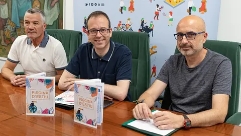 Roda de premsa de l'alcalde en funcions de Mollerussa, Marc Solsona, acompanyat del regidor en funcions d’Esports, Bernat Díaz, i del tècnic responsable de l’equipament, Gerard Nabau per anunciar l'obertura de la piscina d'estiu a Mollerussa - Foto: Jordi Vinuesa