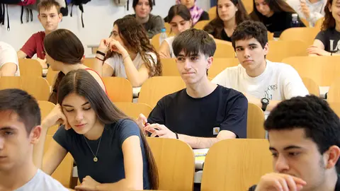 Estudiants de Batxillerat en una classe al Campus de Cappont de la UdL moments abans de començar la selectivitat
Data de publicació: dimecres 07 de juny del 2023, 10:39
Localització: Lleida
Autor: Anna Berga