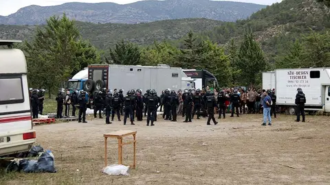Agents dels Mossos d'Esquadra encerclant els participants a la r'ave' d'Ivars de Noguera abans d'identificar-los 
Data de publicació: dimecres 07 de juny del 2023, 19:57
Localització: Ivars de Noguera
Autor: Anna Berga