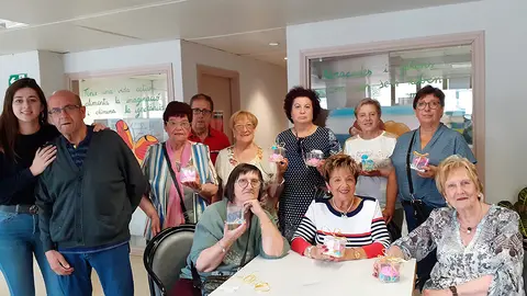 Participants en el taller d'elaboració de sabons organitzat des del Casal Municipal Sènior de Mollerussa - Foto: Ajuntament de Mollerussa