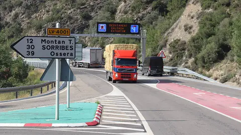El desviament cap al nucli de Montant de Tost des de la C-14, amb un senyal lluminós al fons que indica que el túnel de Tresponts està tancat i que el trànsit es desvia per l'antiga carretera

Data de publicació: dijous 22 de setembre del 2022, 12:45

Localització: Organyà

Autor: Albert Lijarcio