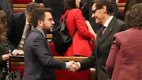 Pere Aragonès i Salvador Illa, saludant-se al Parlament. Foto: ACN