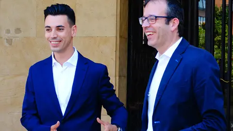 Joel Bastons i Marc Solsona davant l'edifici consistorial de Mollerussa - Foto: Marina Pallàs Barta