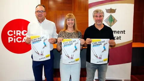 L'alcalde d'Alpicat, Joan Gilart, acompanyat de la regidora Mireia Perna i el director del Festival, Jordi Escuer, durant presentació de la nova edició del Circ Picat - Foto Ajuntament d'Alpicat