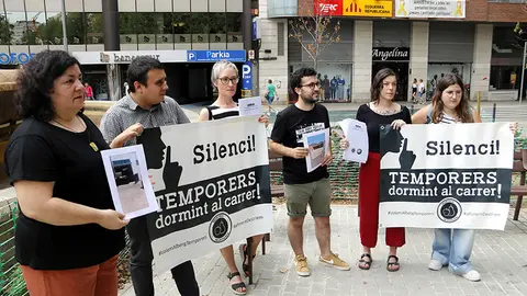 Membres de la plataforma Fruita amb Justícia Social amb pancartes davant la delegació del Govern a Lleida
Data de publicació: dimecres 21 de juny del 2023, 13:36
Localització: Lleida
Autor: Oriol Bosch