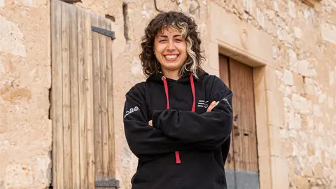 Laia Coca davant de la porta de la seva casa - Foto: Jordi Vinuesa